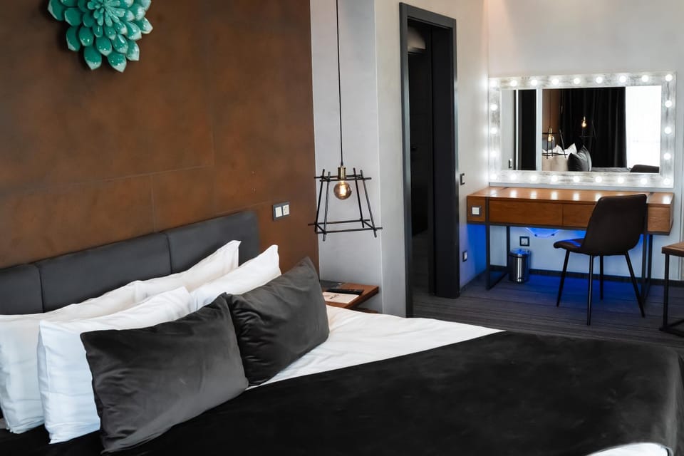 Bed, Photo of the whole room, Seating area, Bedroom