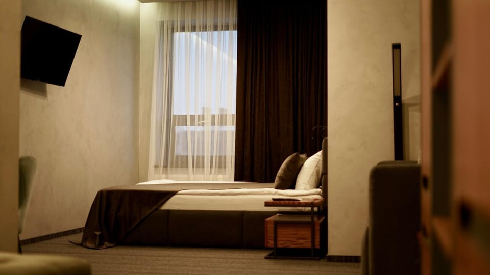Bed, TV and multimedia, Photo of the whole room, Bedroom