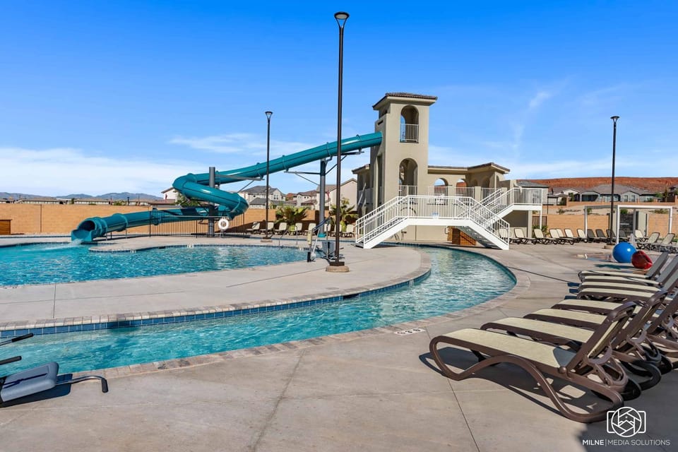 Pool View at Paseos townhouse House in Washington