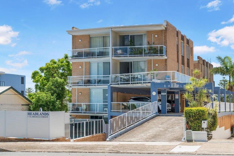 Property building, Neighbourhood