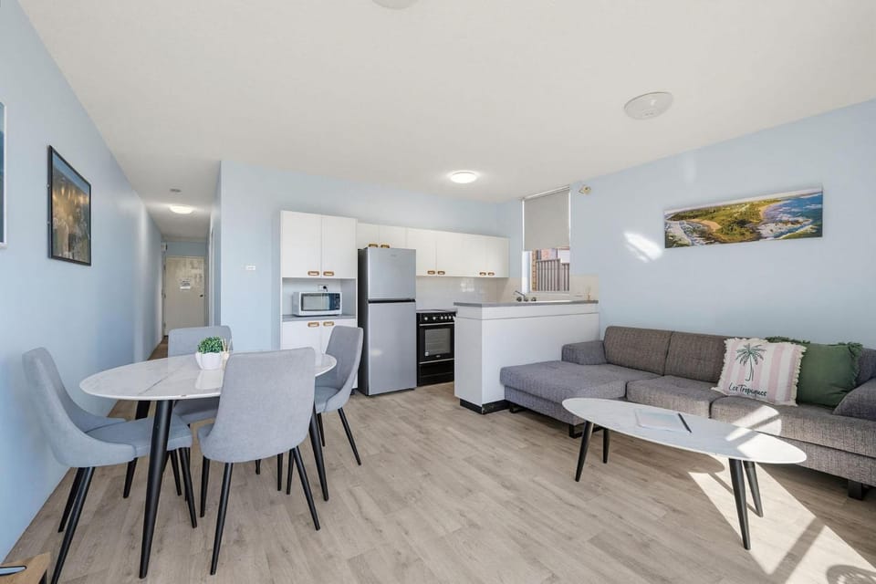 Kitchen or kitchenette, Living room, Dining area, oven