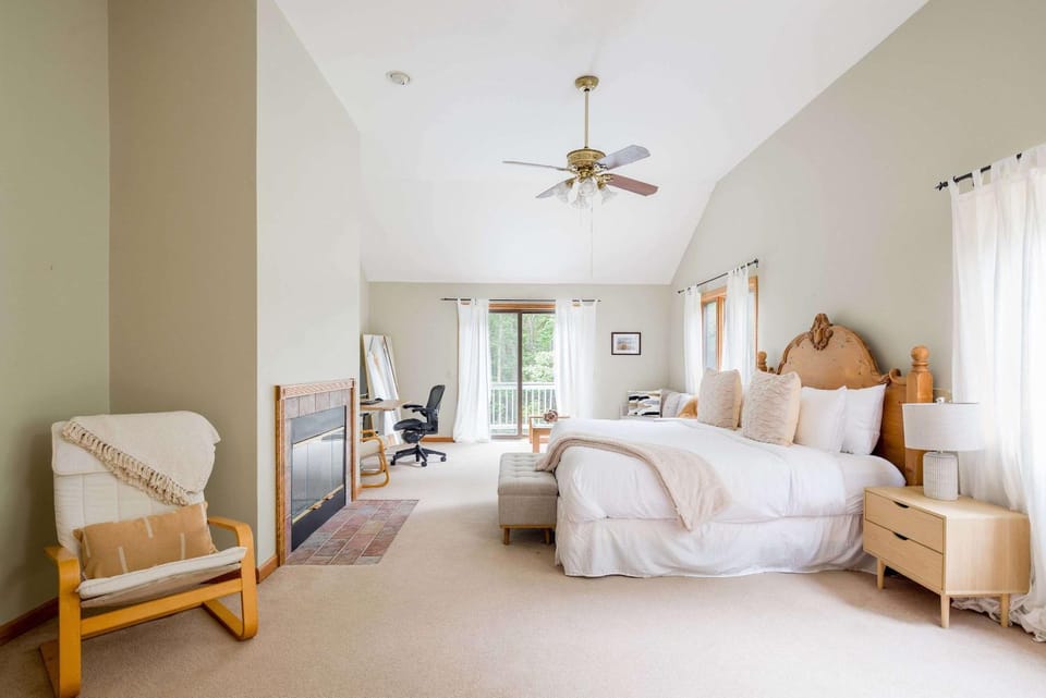 Meadowood Manor by Rove Travel - 6BR Outdoor Spaces House in Noyack