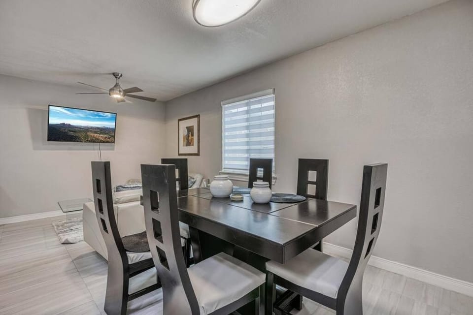 TV and multimedia, Living room, Seating area, Dining area, fireplace