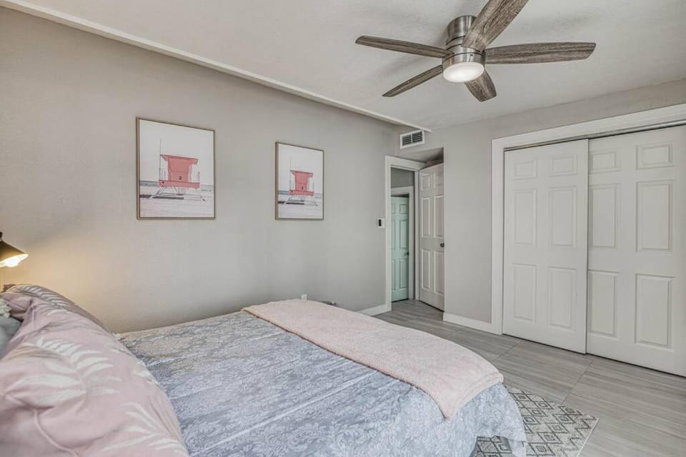 Bed, Photo of the whole room, Bedroom, fireplace, wardrobe