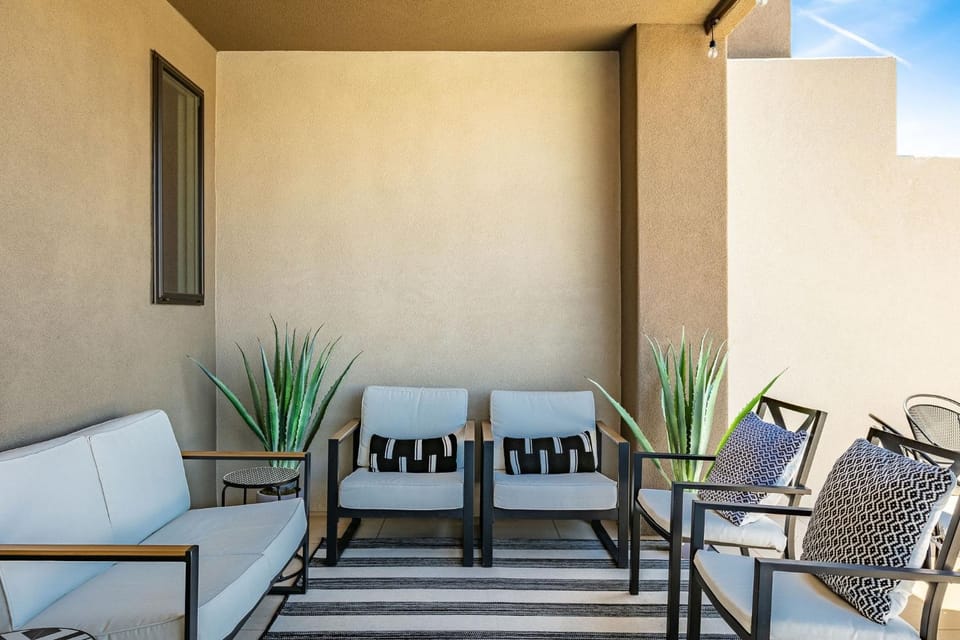 Town Center Red Sand Retreat townhouse House in Washington