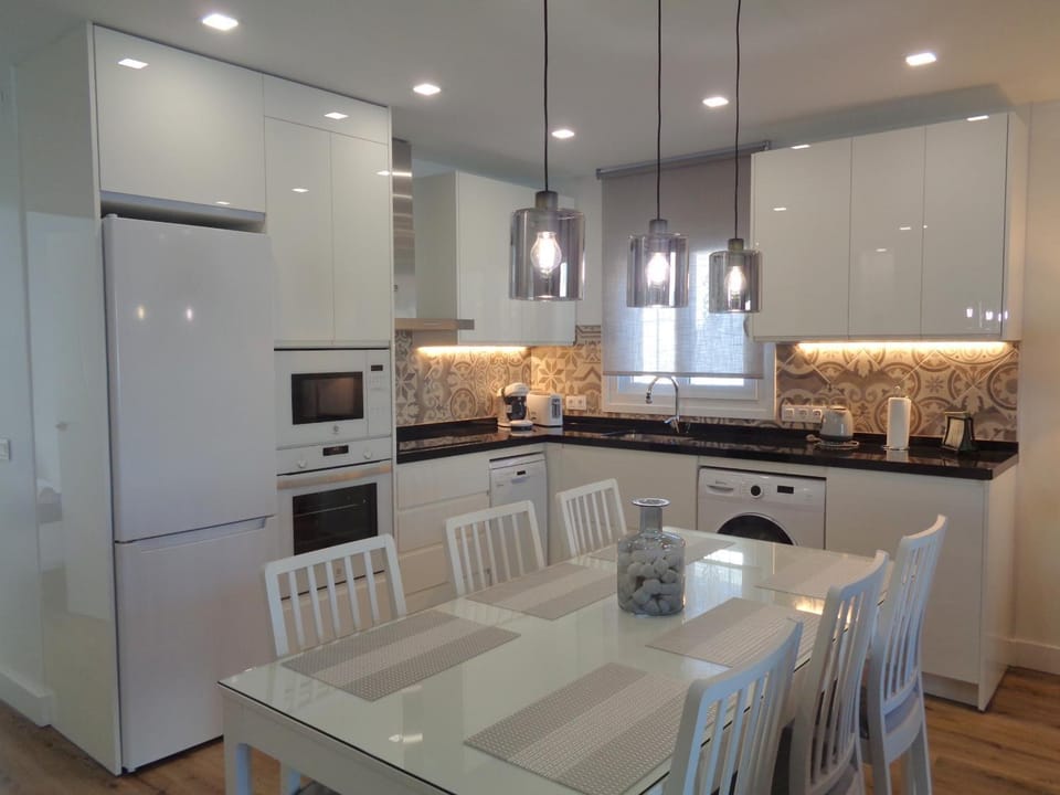 Kitchen or kitchenette, Dining area