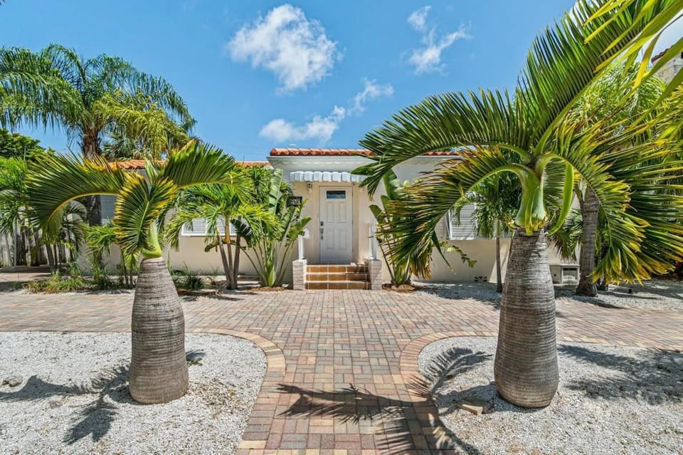 Miramar Villa by Rove Travel - Heated Pool, Beach House in West Palm Beach