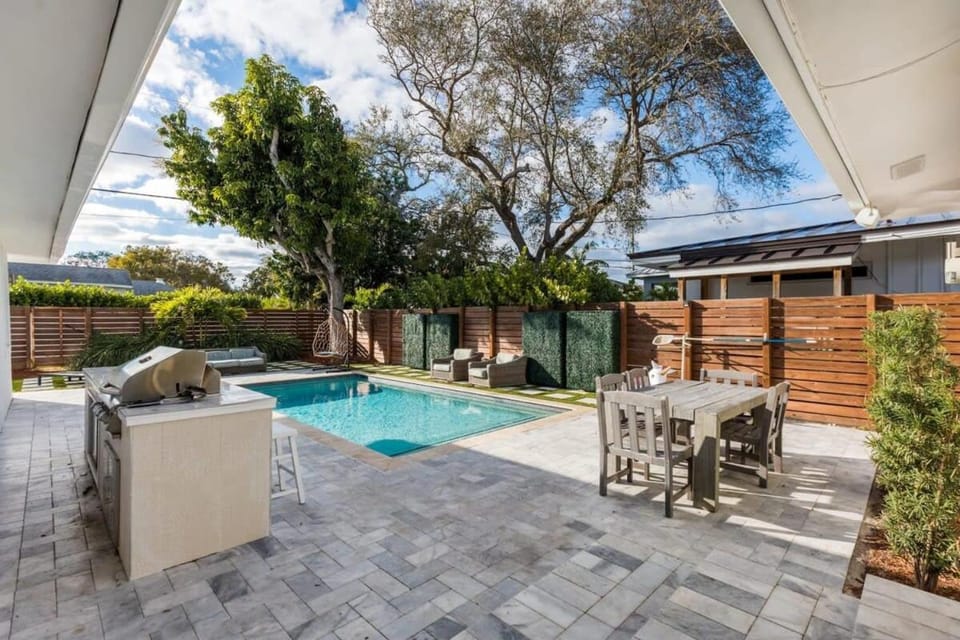 Olas Villa by Rove Travel - Home with Heated Pool House in Fort Lauderdale