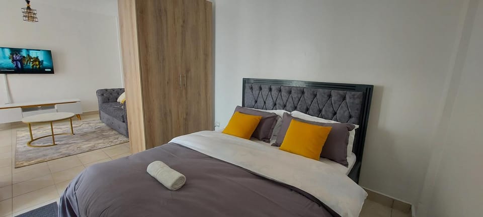 Bed, TV and multimedia, Living room, Photo of the whole room
