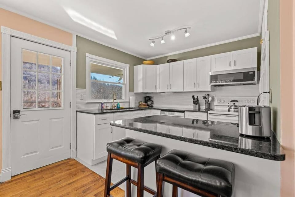 Serenity Views Retreat - Close to City and Parkway! House in Buncombe County