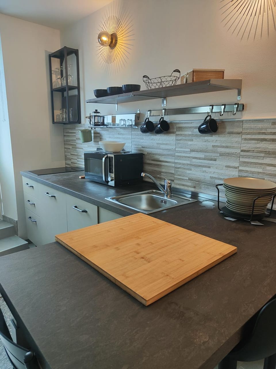 Kitchen or kitchenette, Dining area, minibar, stove