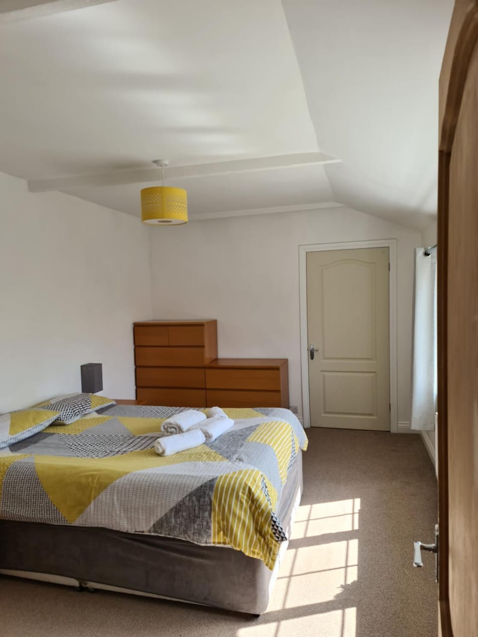Photo of the whole room, Bedroom, wardrobe