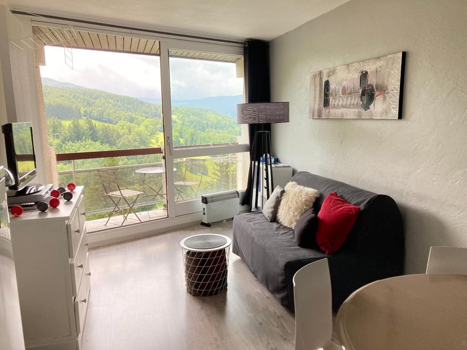 Bed, Natural landscape, TV and multimedia, View (from property/room), Balcony/Terrace, Mountain view