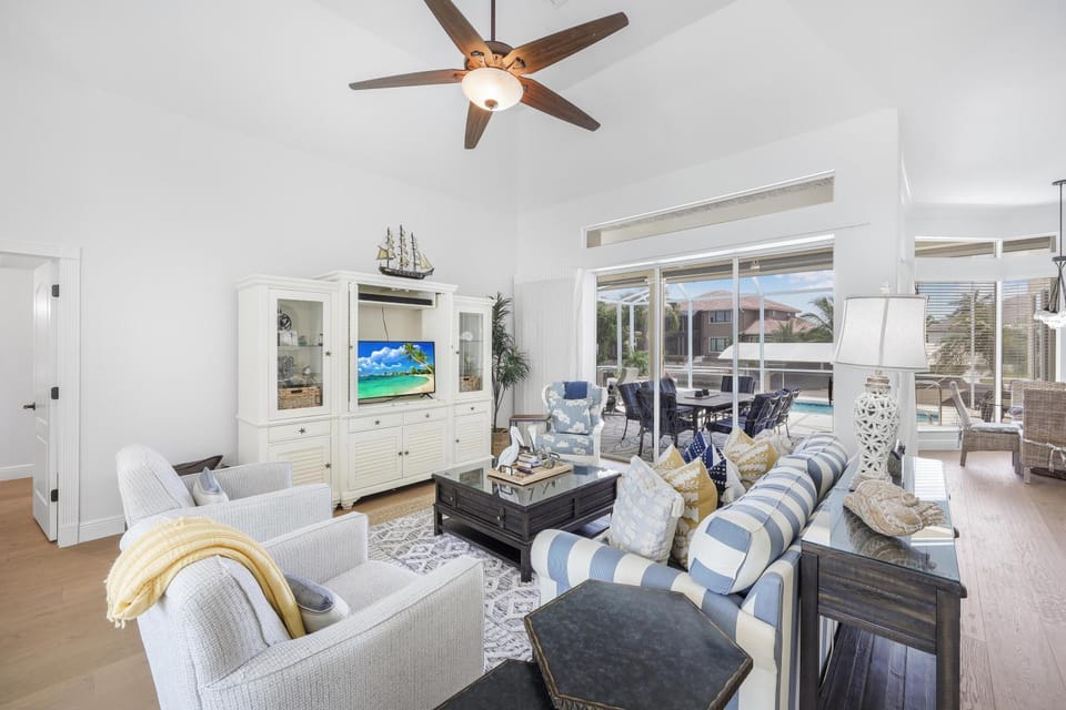 Alluring waterfront home with W exposure, pool/dock House in Marco Island
