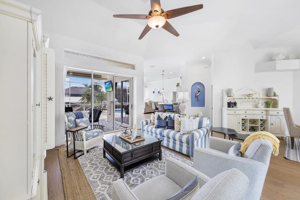 Alluring waterfront home with W exposure, pool/dock House in Marco Island