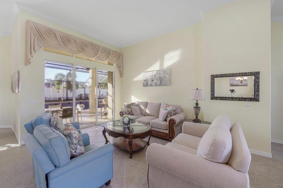 Traditional inland home with pool/spa/steps to shops House in Marco Island