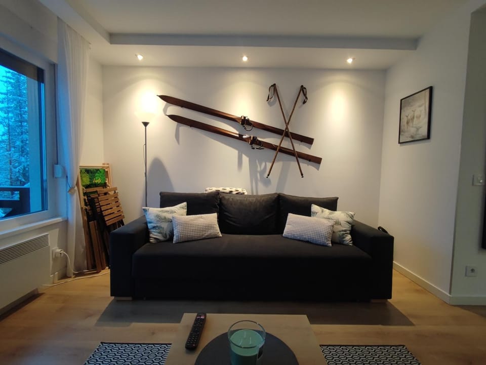 Bed, Living room, Seating area, heating