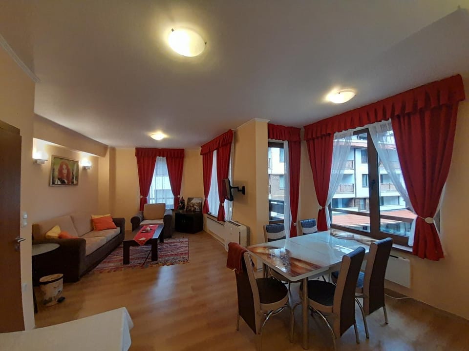 TV and multimedia, Living room, Seating area, Dining area