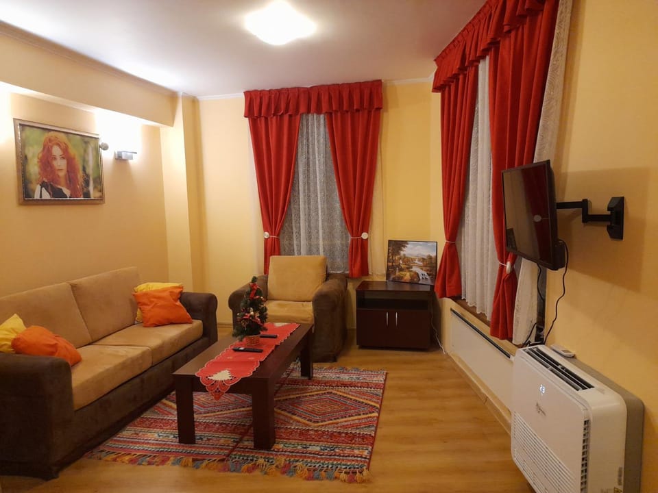 Communal lounge/ TV room, TV and multimedia, Living room, Seating area, Evening entertainment, internet