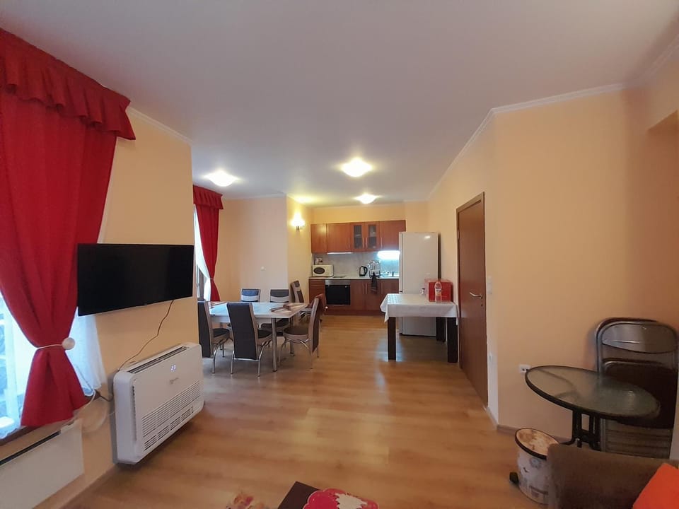 Communal lounge/ TV room, TV and multimedia, Kitchen or kitchenette, Living room, Dining area