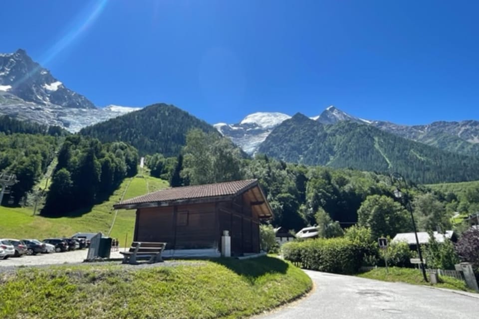 Apt with nice view near the center of Chamonix Apartment in Les Houches