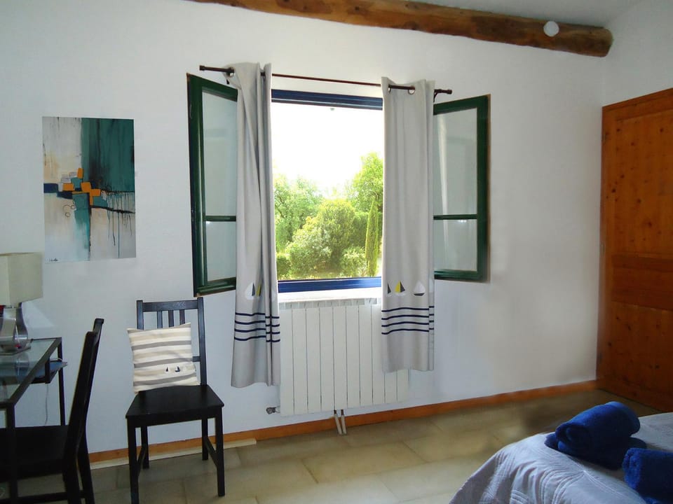 Photo of the whole room, Garden view