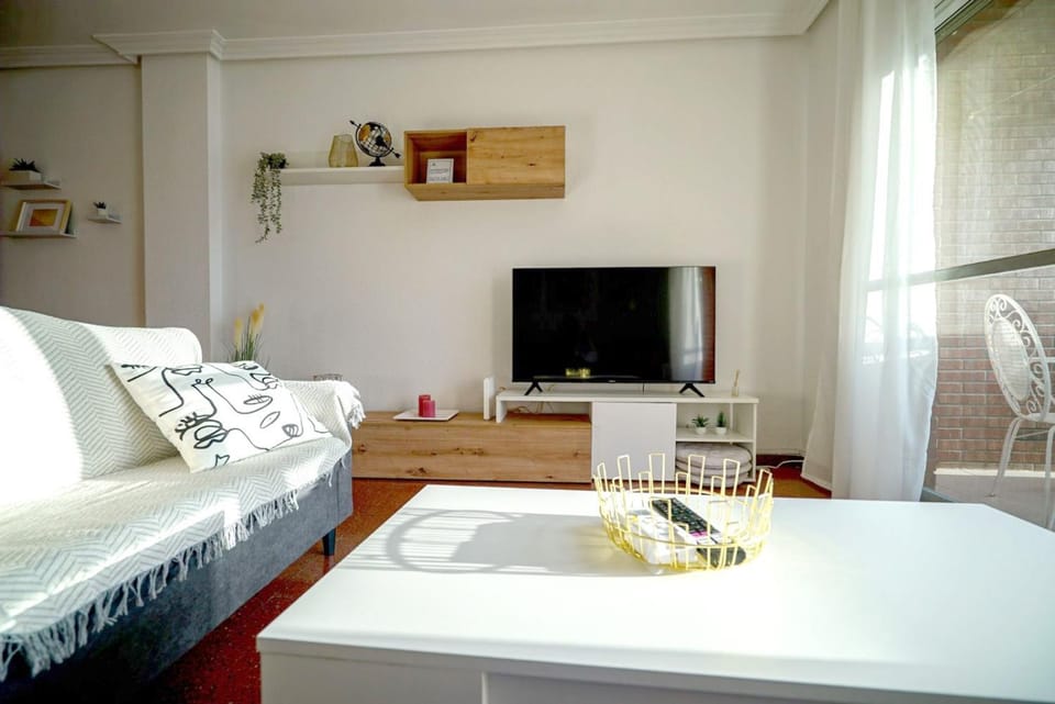 Communal lounge/ TV room, Bed, TV and multimedia, Living room, Lounge or bar, Photo of the whole room, Seating area