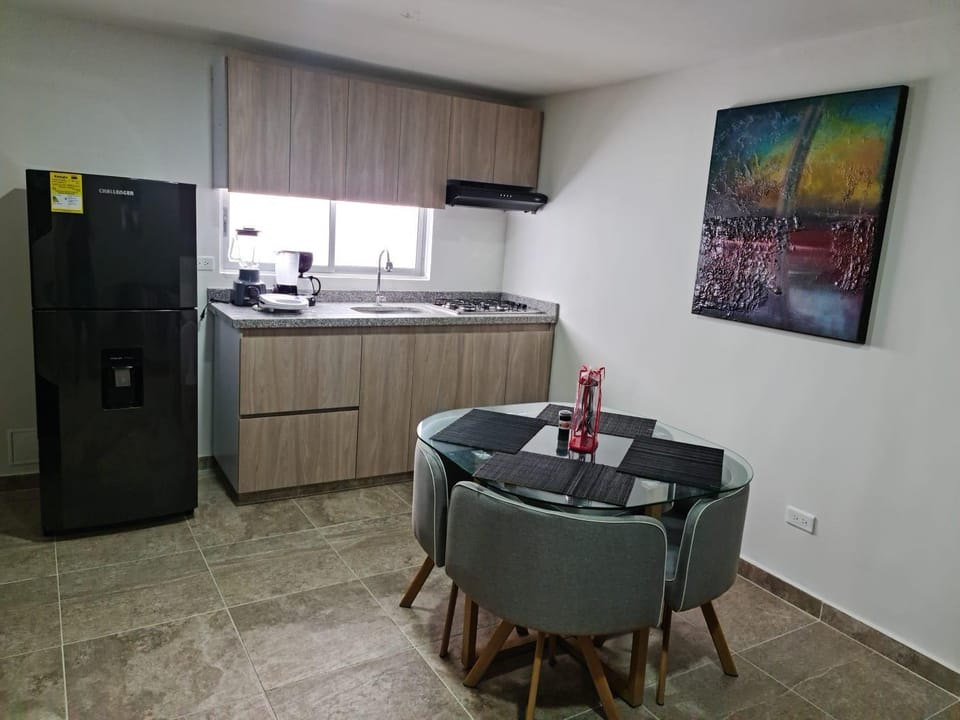 Kitchen or kitchenette, Dining area