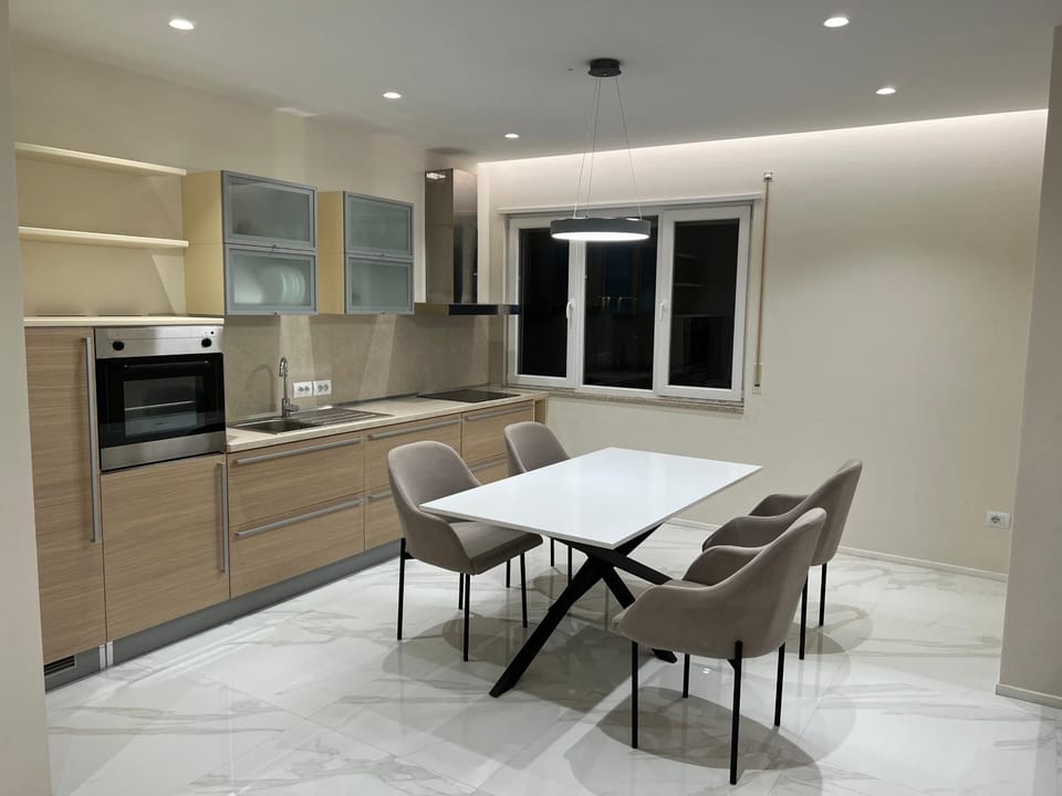 Kitchen or kitchenette, Dining area, dishwasher, oven