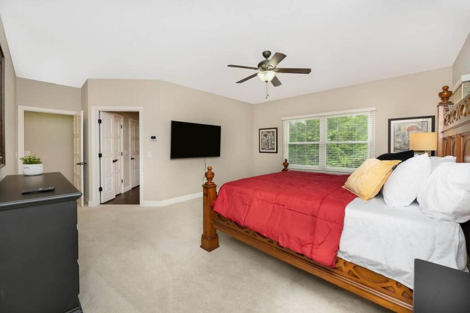 Bed, TV and multimedia, Photo of the whole room, Bedroom