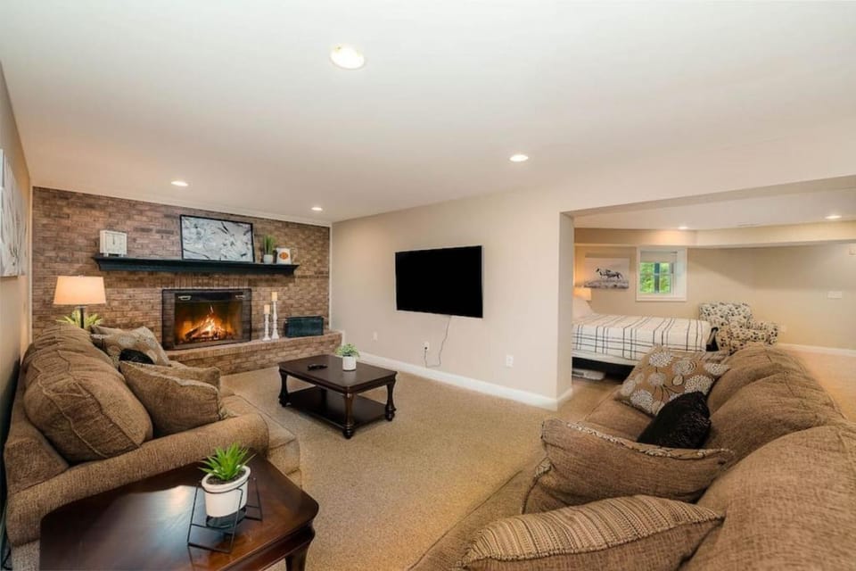 Communal lounge/ TV room, TV and multimedia, Living room, Seating area, Evening entertainment