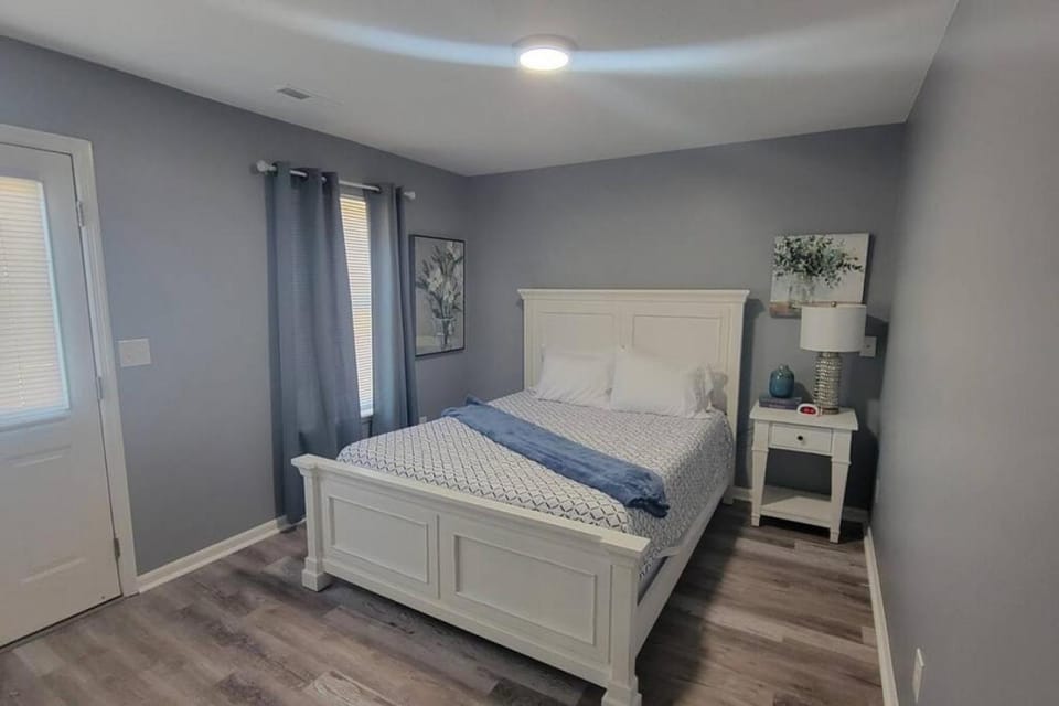 160 Overbrook 3 bedroom home with privately fenced yard and hot tub House in Ohio