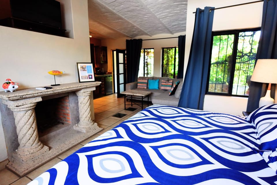 Bed, TV and multimedia, Photo of the whole room, Seating area, Bedroom