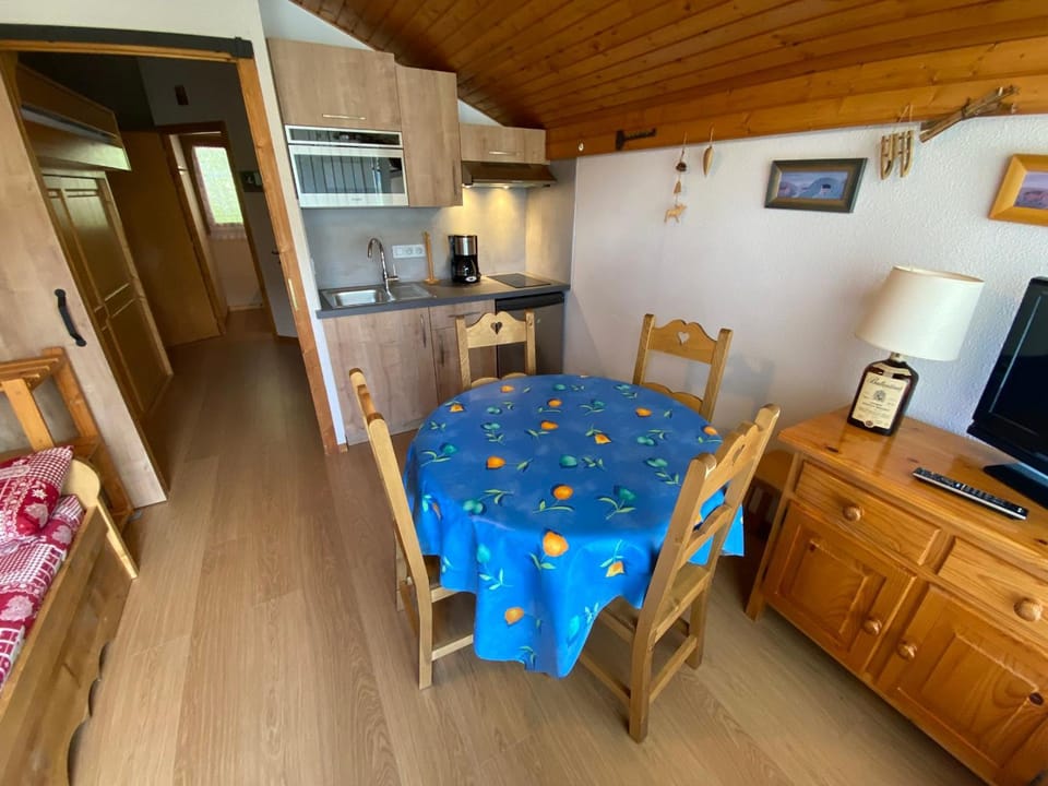 Charmant appartement à Châtel près des pistes et du lac, avec balcon - 25m², parking inclus - FR-1-693-43 Apartment in Châtel