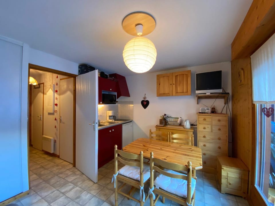 Studio tranquille avec balcon et parking proche centre Châtel - FR-1-693-59 Apartment in Châtel