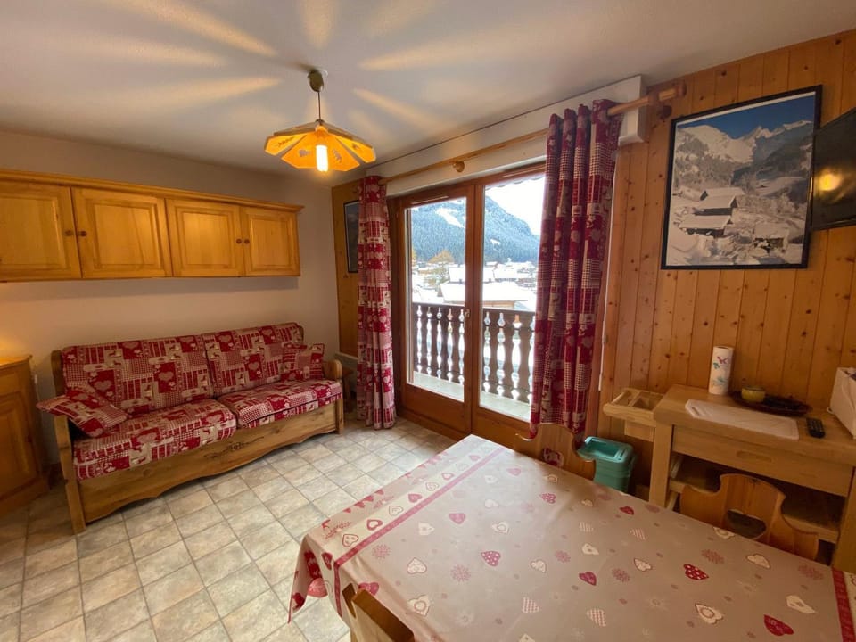 Studio paisible proche centre, balcon et parking - FR-1-693-78 Apartment in Châtel