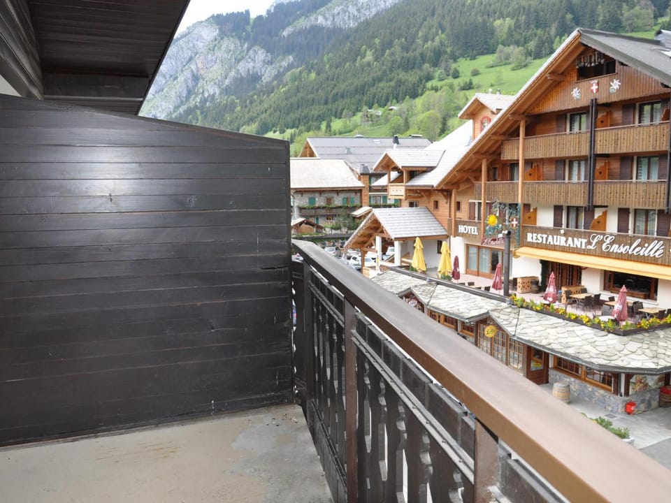 Appartement central avec balcon et parking - FR-1-692-4 Apartment in Haute-Savoie