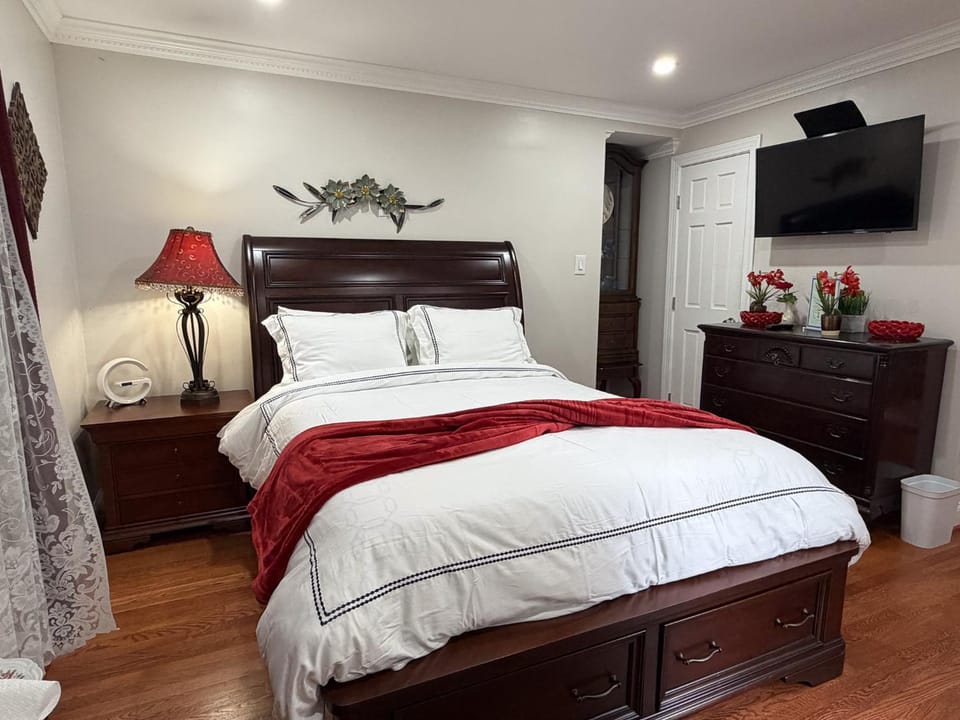 Bed, TV and multimedia, Photo of the whole room, Bedroom