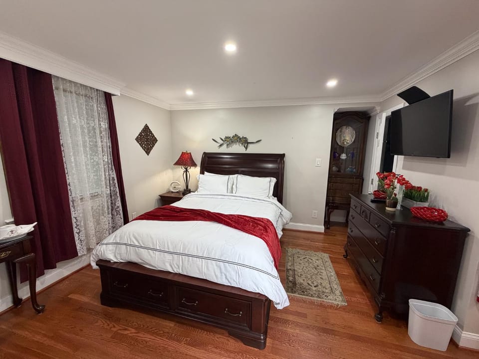 Bed, TV and multimedia, Photo of the whole room, Bedroom