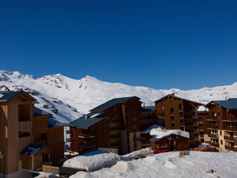 Appartement cosy 4 pers, 2 ch, départ ski aux pieds, exposé sud, proche commerces - FR-1-545-42 Apartment in Les Allues