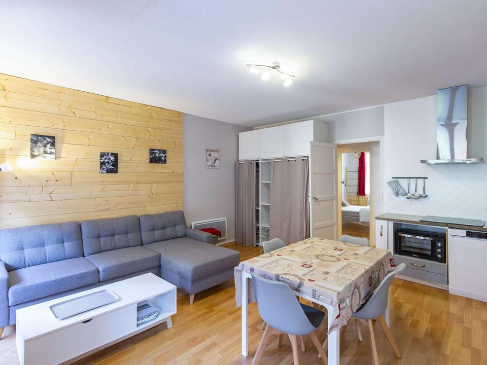 Appartement rénové 4-6 pers, centre-ville Cauterets avec balcon et wifi, à 600m des pistes - FR-1-401-249 Apartment in Cauterets
