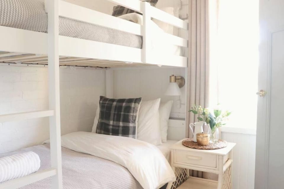 Bedroom, bunk bed, air conditioner
