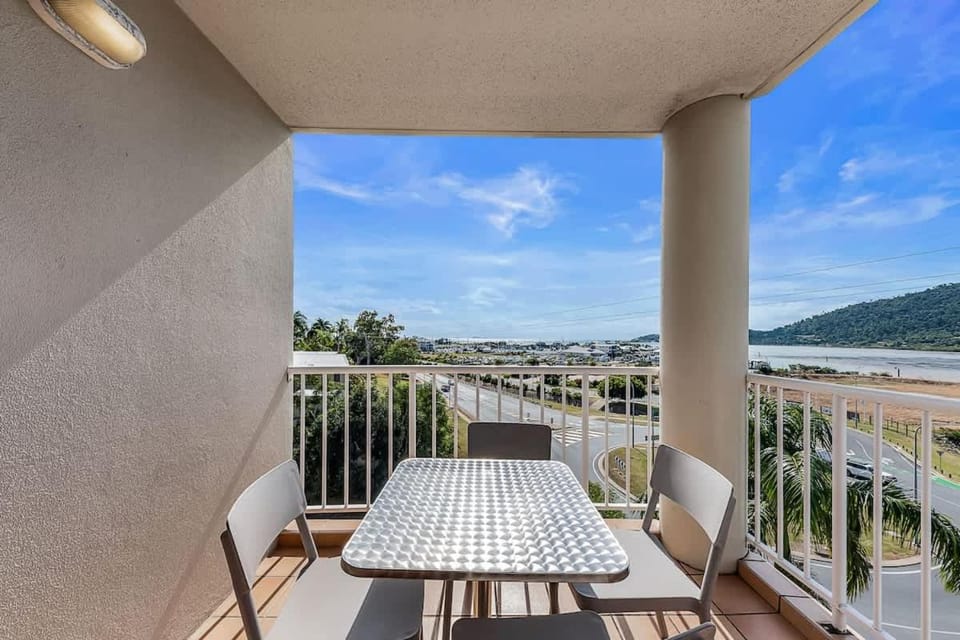View (from property/room), Balcony/Terrace, Dining area, Mountain view, Sea view