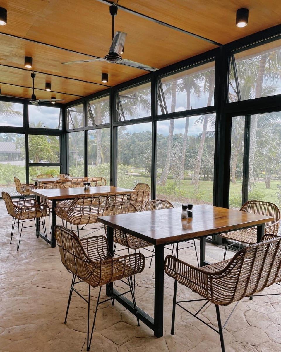 Restaurant/places to eat, Restaurant/places to eat, Dining area