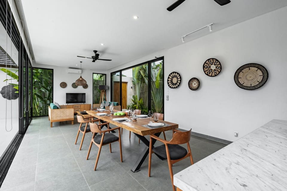 TV and multimedia, Living room, Seating area, Dining area, air conditioner