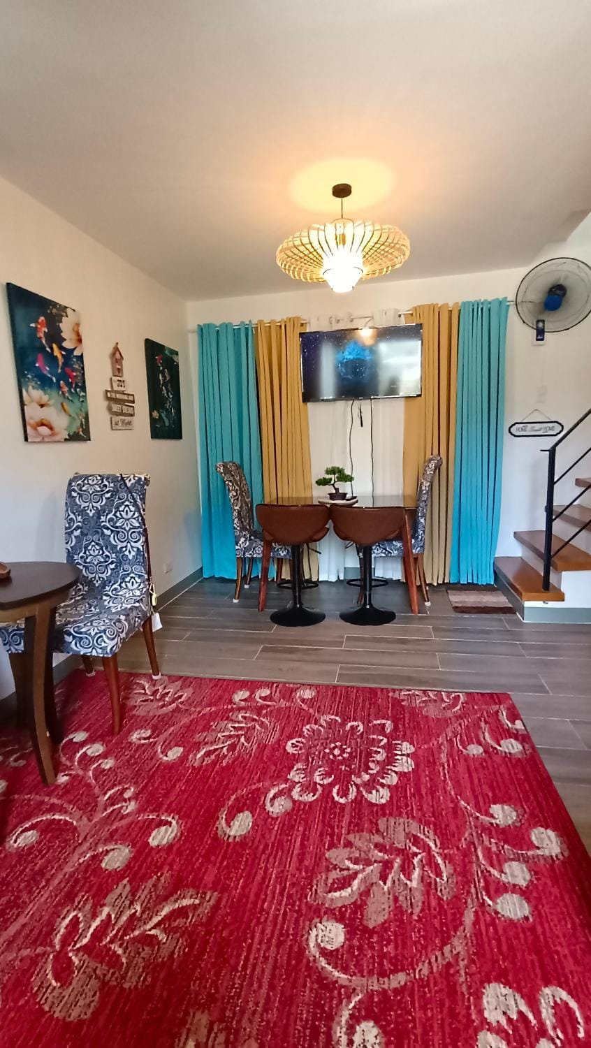 Bed, Photo of the whole room, Seating area, Dining area