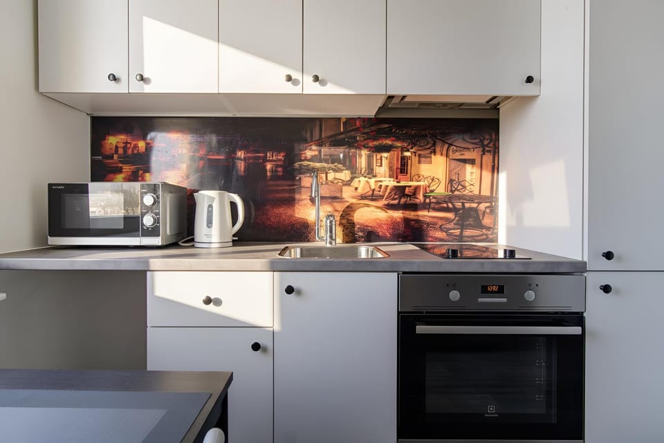 Coffee/tea facilities, Kitchen or kitchenette, microwave, oven, stove