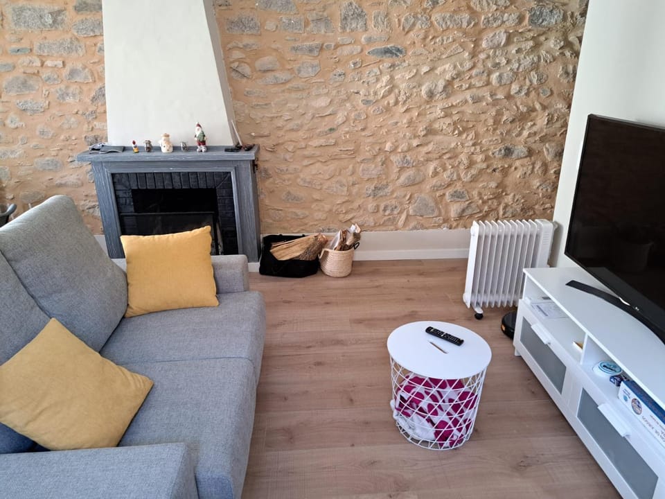 TV and multimedia, Living room, Seating area, flat iron, internet