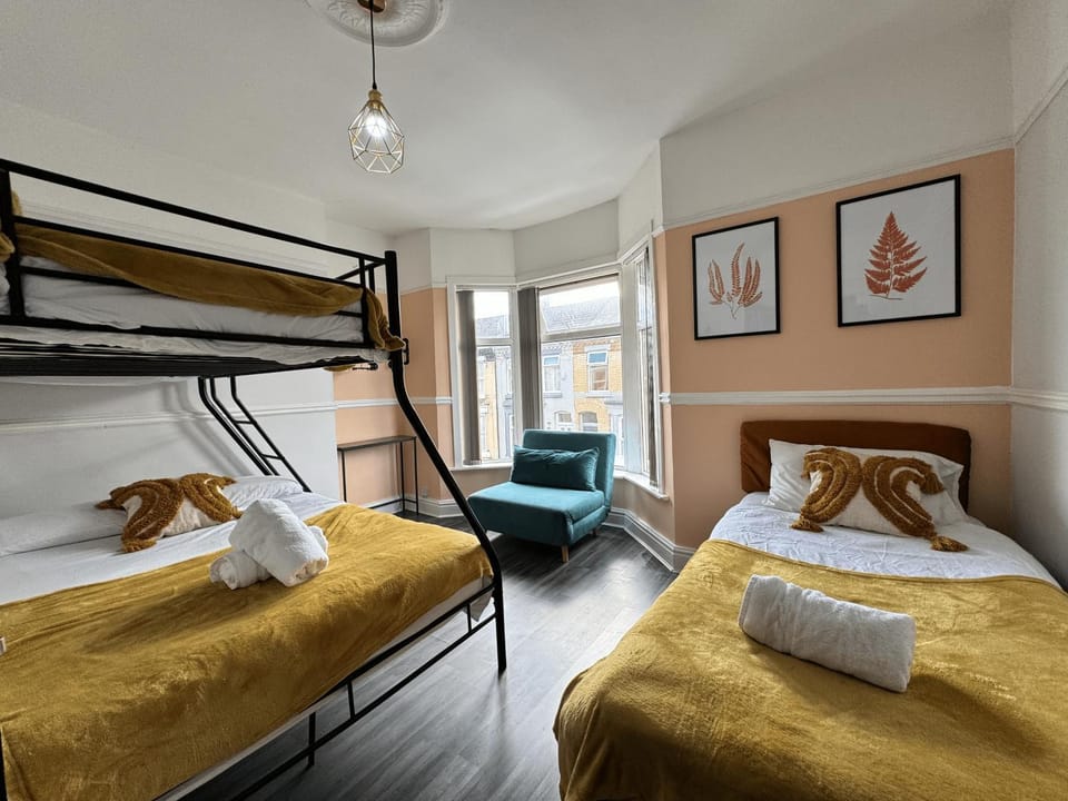 4 Bedroom Anfield House, 7 beds, Free Parking, Garden - 5 mins to LFC, 15 mins to City Centre House in Liverpool