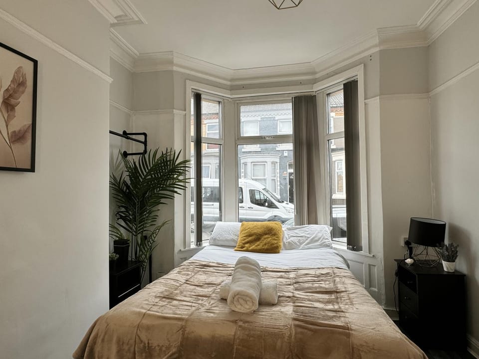 4 Bedroom Anfield House, 7 beds, Free Parking, Garden - 5 mins to LFC, 15 mins to City Centre House in Liverpool